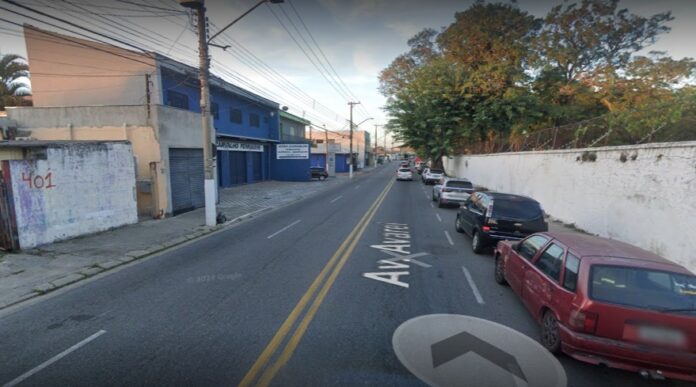 Acidente entre dois caminhões interdita avenida de Jacareí