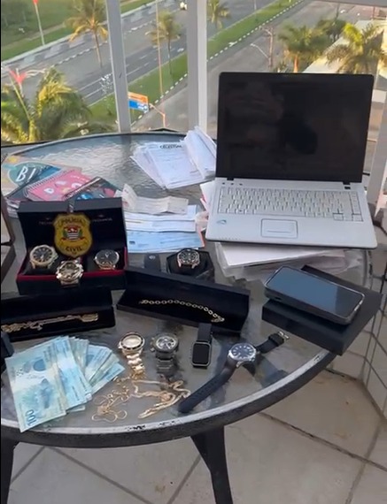 Dupla é presa em operação contra organização criminosa suspeita de lavagem de dinheiro e tráfico de drogas em Caraguatatuba Dupla é presa em operação contra organização criminosa suspeita de lavagem de dinheiro e tráfico de drogas em Caraguatatuba