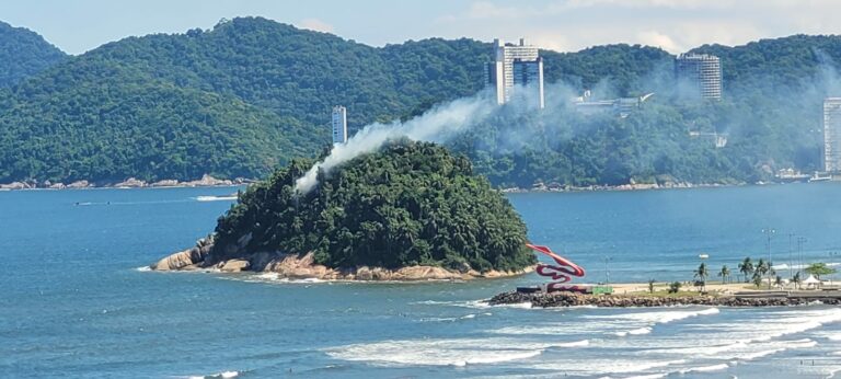 CRIME AMBIENTAL: Ilha de Urubuqueçaba, em Santos, é vista em chamas e autoridades investigam o caso