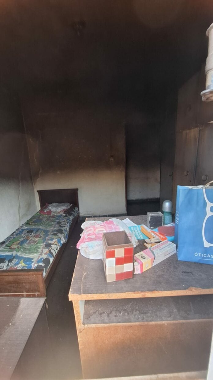 o incêndio foi controlado antes de se espalhar para outros cômodos da casa. No entanto, a intensa fumaça contaminou todo o ambiente.