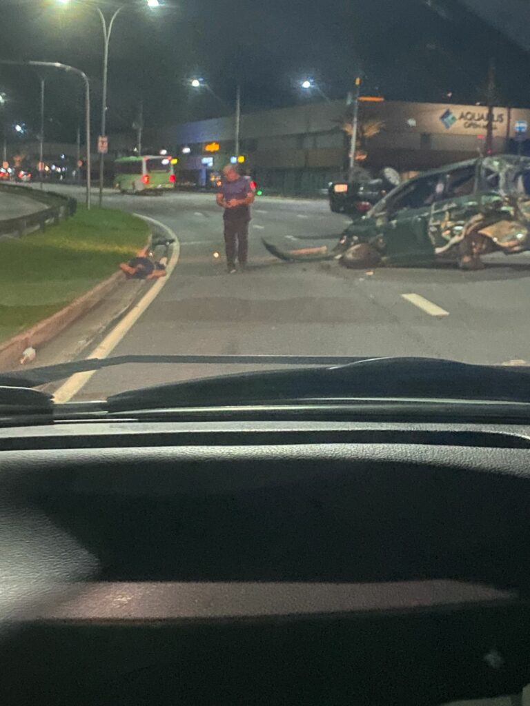 Mulher fica ferida após se envolver em acidente no Anel Viário em São José
