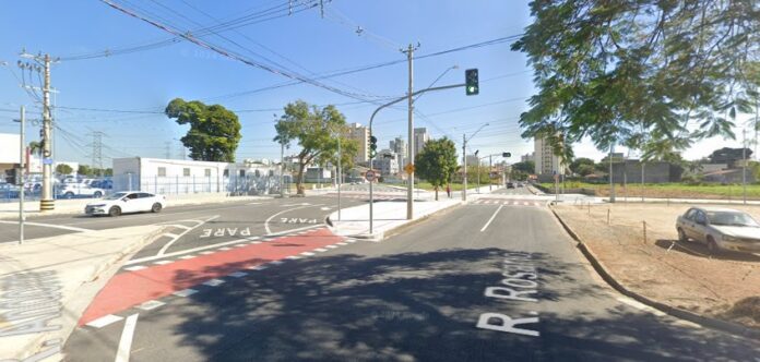 Moto bate em poste e deixa duas pessoas feridas em São José