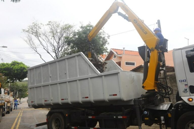 Prefeitura retira quase sete toneladas de lixo da casa de acumuladores em São José