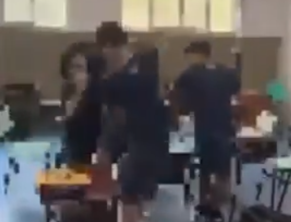 Aluno é agredido por outros quatro estudantes em colégio particular de Guarujá; VÍDEO