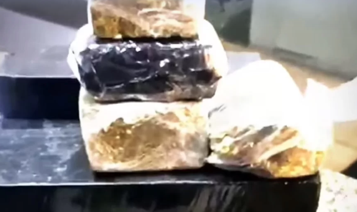 PM descobre casa usada para armazenamento de drogas e prende suspeitos em São Vicente