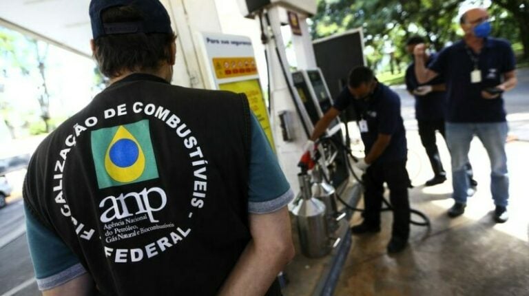 ANP interdita postos de combustíveis em cidades do litoral