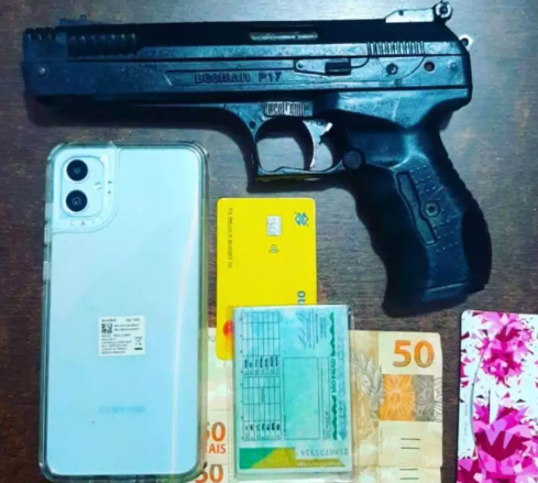 Ladrão usa arma falsa para roubar mulher e é preso em seguida