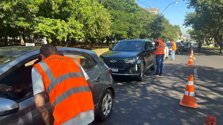 Em ação de alerta sobre os riscos do uso de celular, RP Mobi e PM abordam 351 motoristas na zona Sul