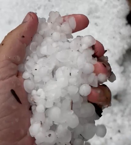 Rápida e forte chuva de verão; moradores registram granizo após temporal
