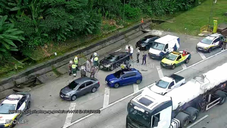 Bandidos causam acidente após roubo de carro na Rodovia Anchieta e fogem a pé