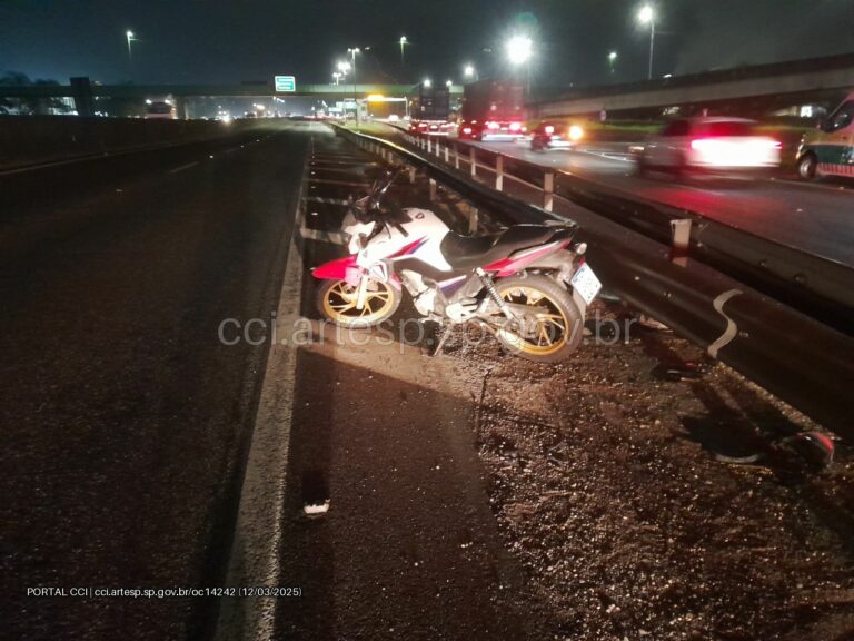 Motociclista morre atropelado e caminhoneiro foge sem prestar socorro em rodovia do litoral de SP