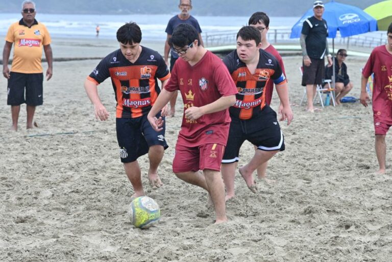 Futebol na praia de Santos promove conscientização sobre a síndrome de down