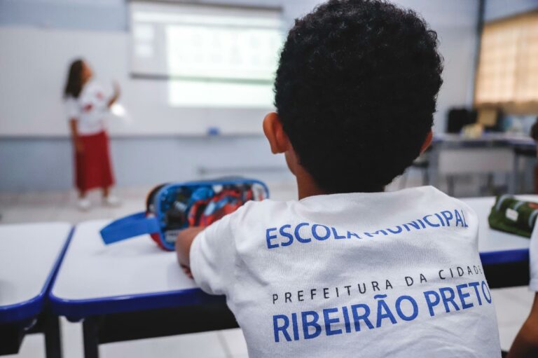 Proibição do uso de celular nas escolas impacta positivamente o aprendizado, diz pesquisa da prefeitura