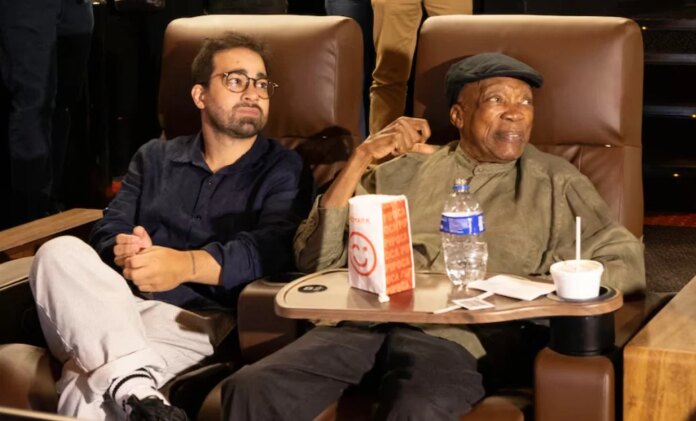 Entre risos e pipoca, Milton Nascimento exalta o valor dos amigos em pré-estreia de documentário