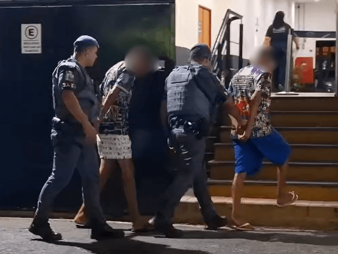 Adolescente é baleado após tentar roubar moto de policial militar