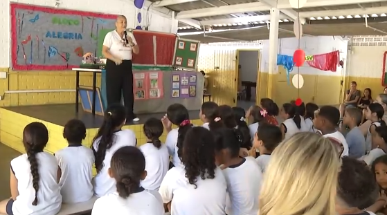 Teatro de fantoches leva conscientização sobre combate à dengue em escola municipal da Baixada Santista
