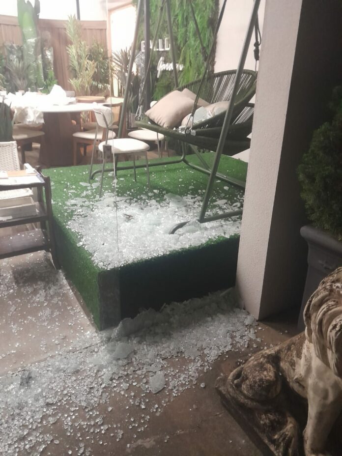 Ao chegar ao local, os agentes encontraram uma loja com vidros estilhaçados e grau de proteção entortada.