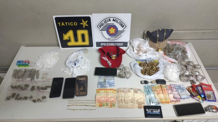 foto Ao perceberem a aproximação da viatura, os homens tentaram e chegaram a descartar celulares e a chave de um veículo.