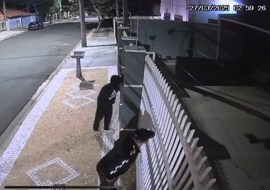 Homens invadem casa e moradores acordam com latido dos cães