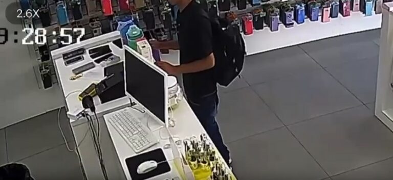 Criminoso furta celulares de loja; câmeras registram a ação