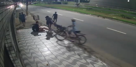 Ciclista é brutalmente atacado e tem bicicleta roubada por ‘gangue’ em São Vicente; VÍDEO