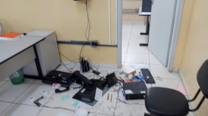 gcm-de-aracatuba-detem-mulher-em-surto-e-evita-agressoes-no-cras (1) Foto: Divulgação