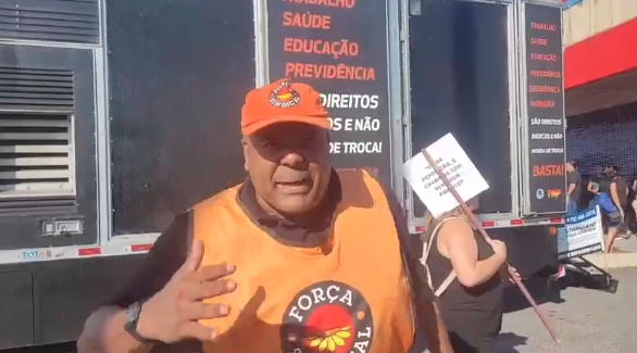 Segundo dia de greve dos servidores públicos de Praia Grande acontece em frente à prefeitura; VÍDEO