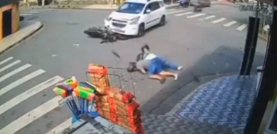 Carro passa cruzamento sem parar e atinge moto em Guarujá; VÍDEO