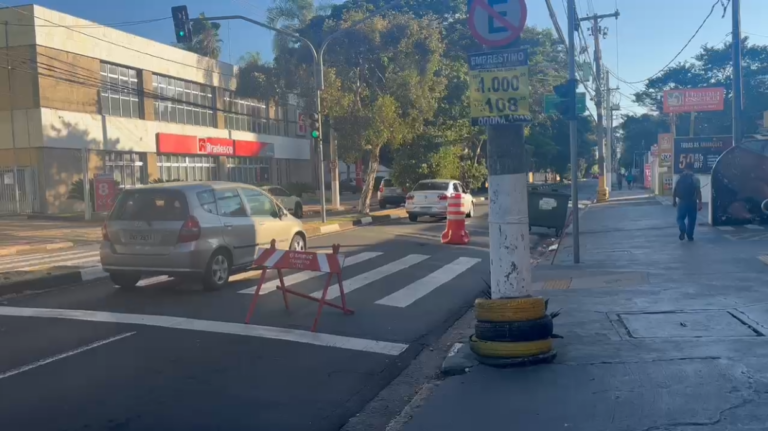 Afundamento no asfalto interdita trecho da Barão de Itapura