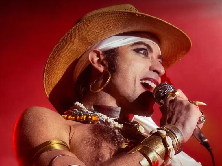 Jesuíta Barbosa personifica Ney Matogrosso em cartaz oficial de ‘Homem com H’