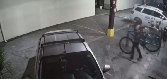 Ladrão invade prédio por ralo e rouba bicicleta em Guarujá; VÍDEO