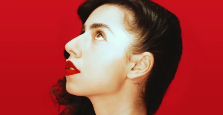 Marina Sena homenageia Gal Costa na capa de ‘Coisas Naturais’