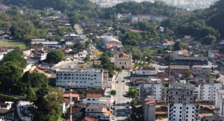 Quatro suspeitos entram em confronto com a PM no Morro Nova Cintra em Santos e um acaba morto