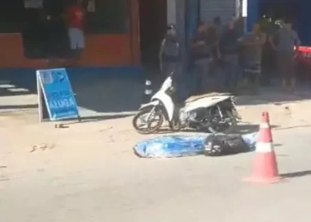 Motociclista morre atropelado por carreta em Guarujá