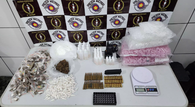 Casa com munições de fuzil e drogas é descoberta pela PM após confronto com criminosos em Guarujá