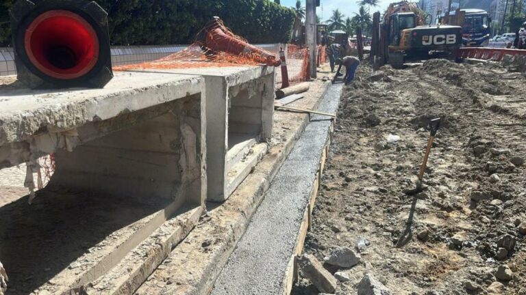 Obra de drenagem na orla do José Menino, em Santos, segue em ritmo acelerado