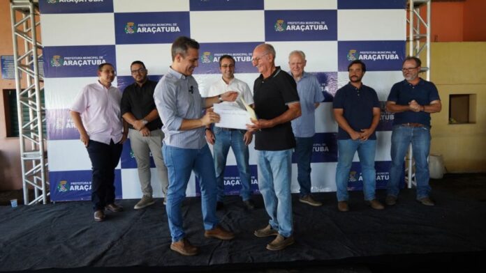 prefeitura-entrega-equipamentos-agricolas-para-associacoes-rurais Foto: Divulgação