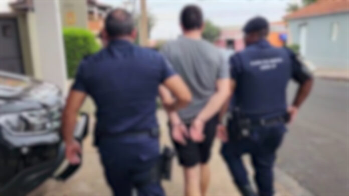 Professor é preso por abuso de adolescente em banheiro público