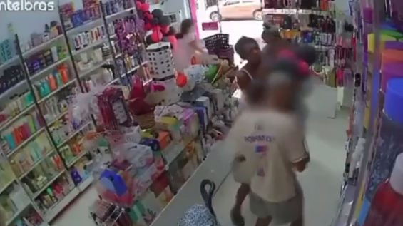 Menores de idade e mulheres com bebê de colo roubam loja de cosméticos em Praia Grande; VÍDEO