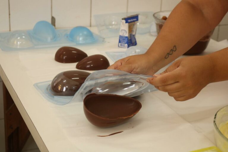 Fundo Social de Santos abre 50 vagas para novos cursos de ovos de Páscoa, padaria e artesanato