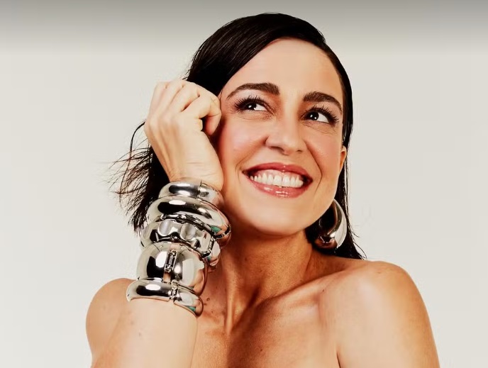 Roberta Sá celebra 20 anos de ‘Braseiro’ com turnê nacional