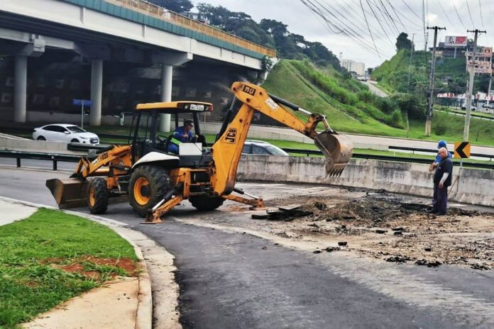 Avenida de São José é parcialmente interditada devido a afundamento de pista