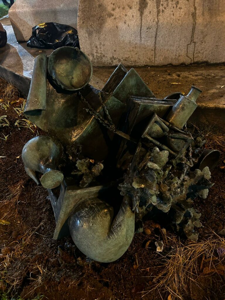 Dupla é presa por tentativa de furto de peças de bronze do monumento a Bartolomeu de Gusmão, situado no centro de Santos