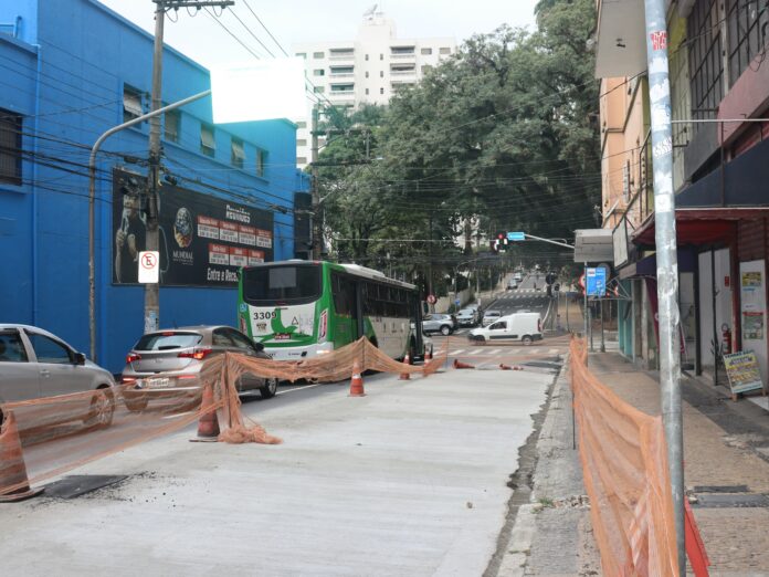 Região do Taquaral recebe obras de concretagem de ponto de ônibus