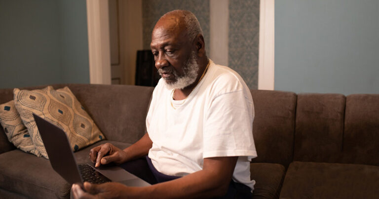 Curso gratuito da USP em São Carlos ensina idosos a utilizar computadores