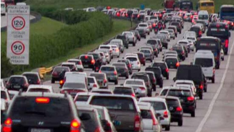 Até 305 mil veículos devem descer para a Baixada Santista durante feriado do Trabalhador