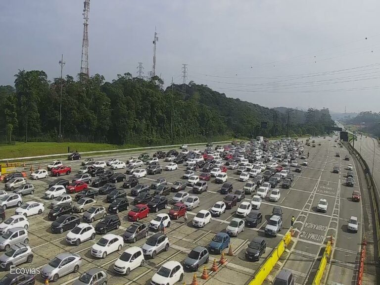Feriado prolongado causa congestionamento em rodovias que dão acesso ao litoral paulista