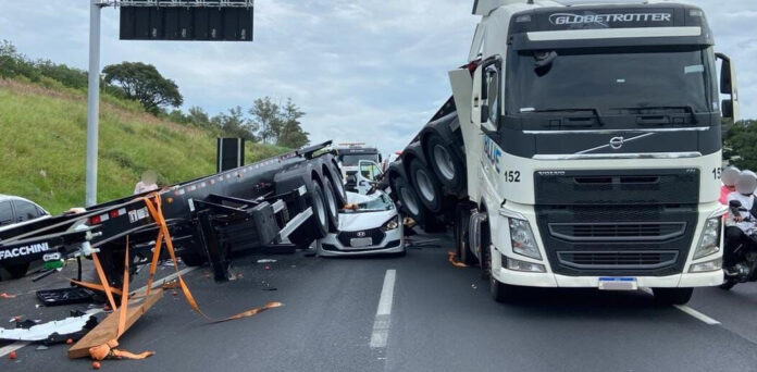 Carro é prensado em acidente que interditou a Rodovia Anhanguera