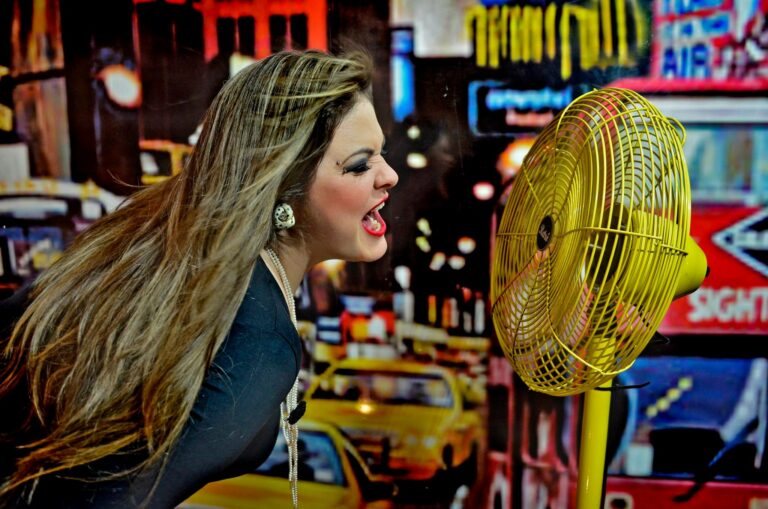 Cantora Twyla Correia tem casa invadida e roubada em Taubaté