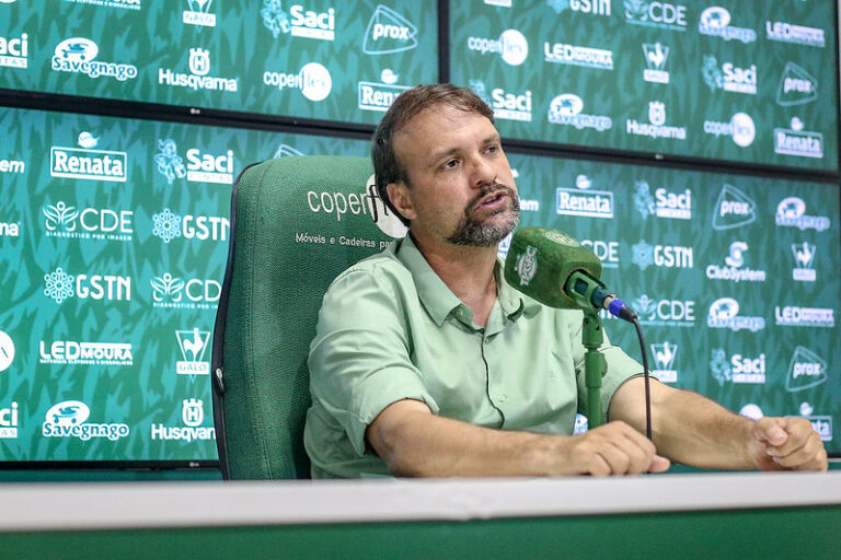 Guarani anuncia saída do técnico Maurício Souza e comissão técnica